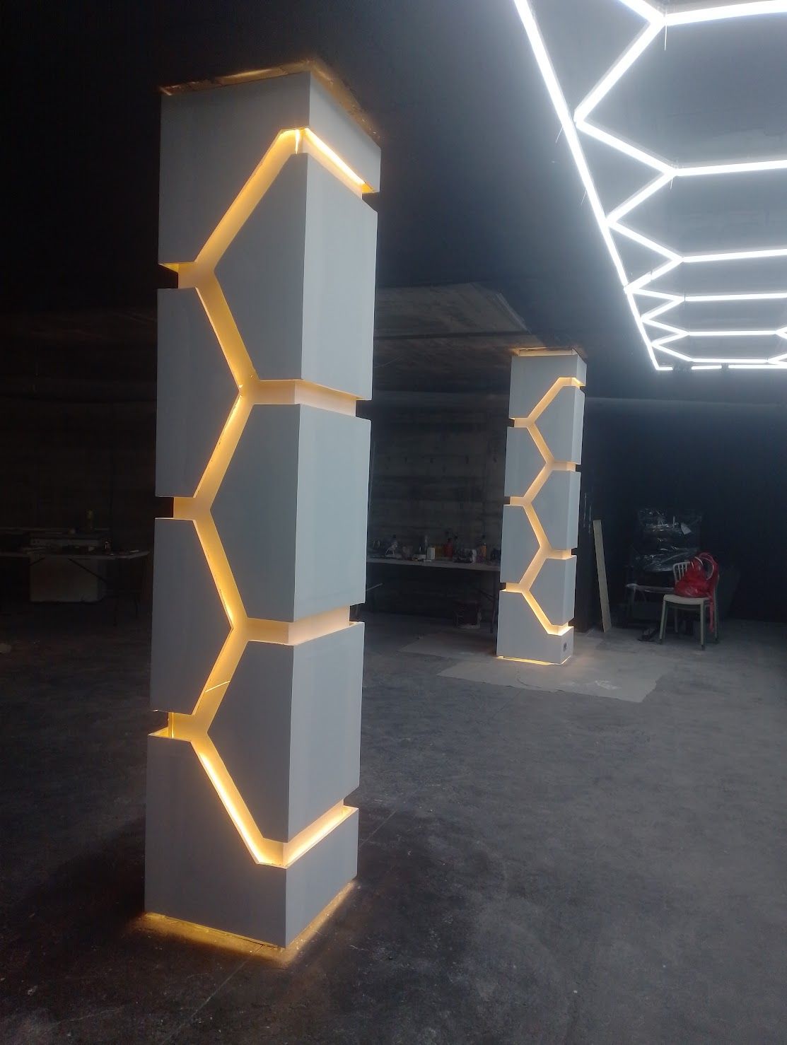 Un par de pilares que se iluminan por la noche.