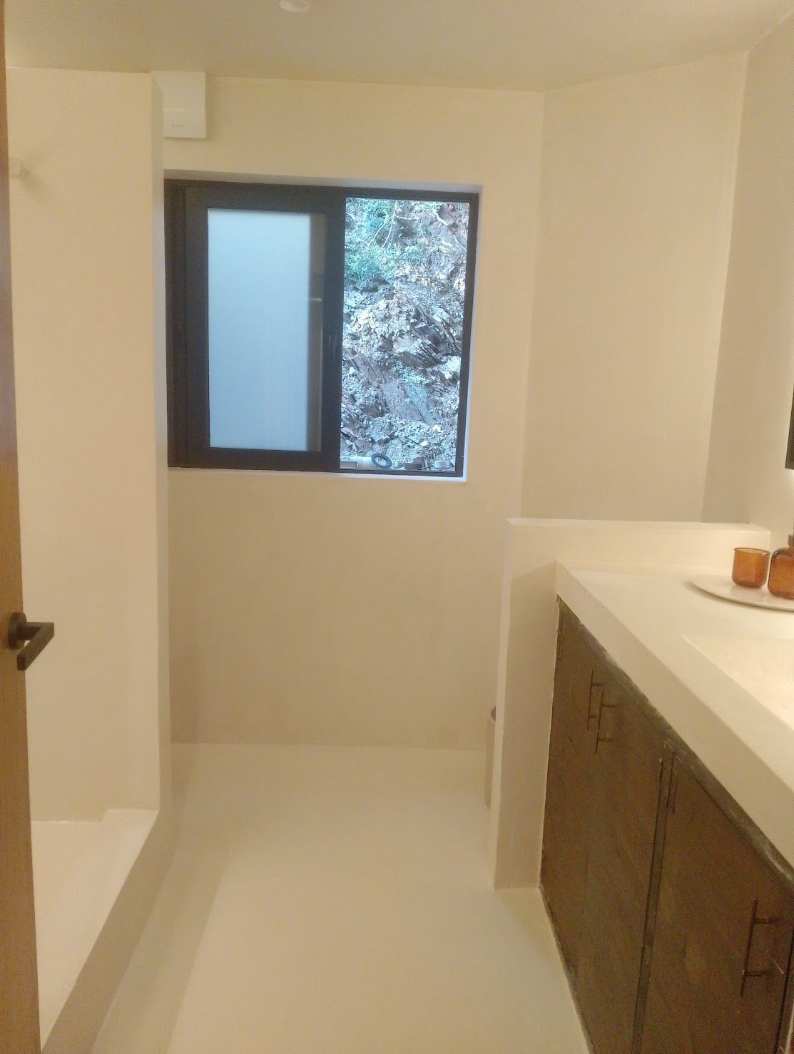 Un baño con lavabo y ventana.