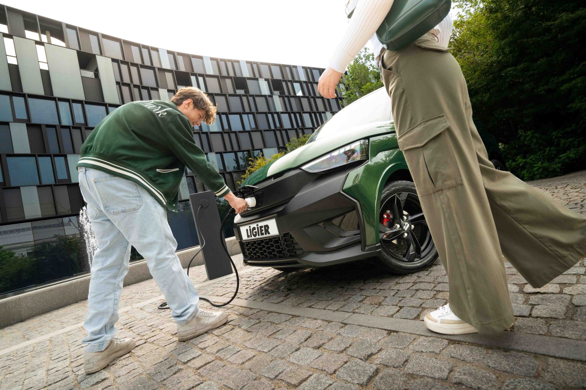 Nouvelle JS 50 Elite vert velvet électrique entrain de charger.