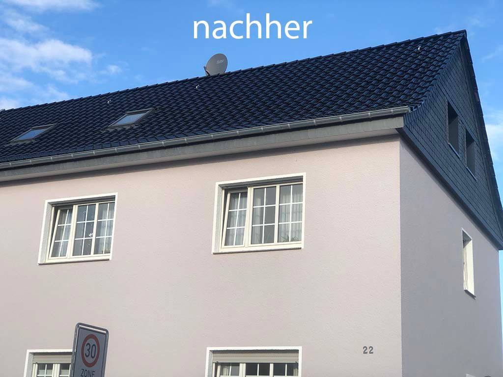 Hausdach mit dunklen Ziegeln