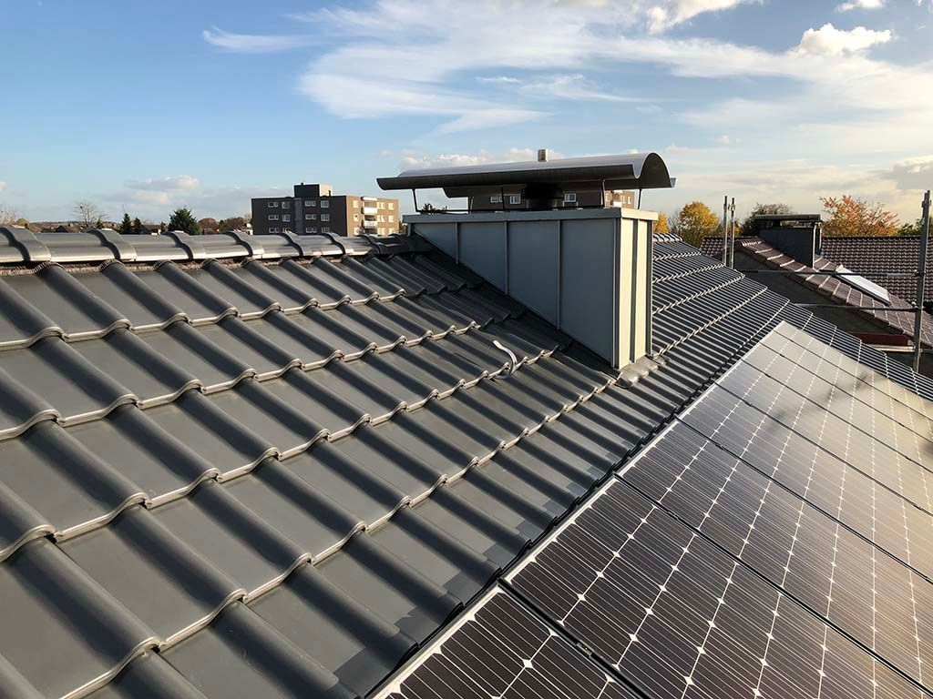 Dach mit Solaranlage