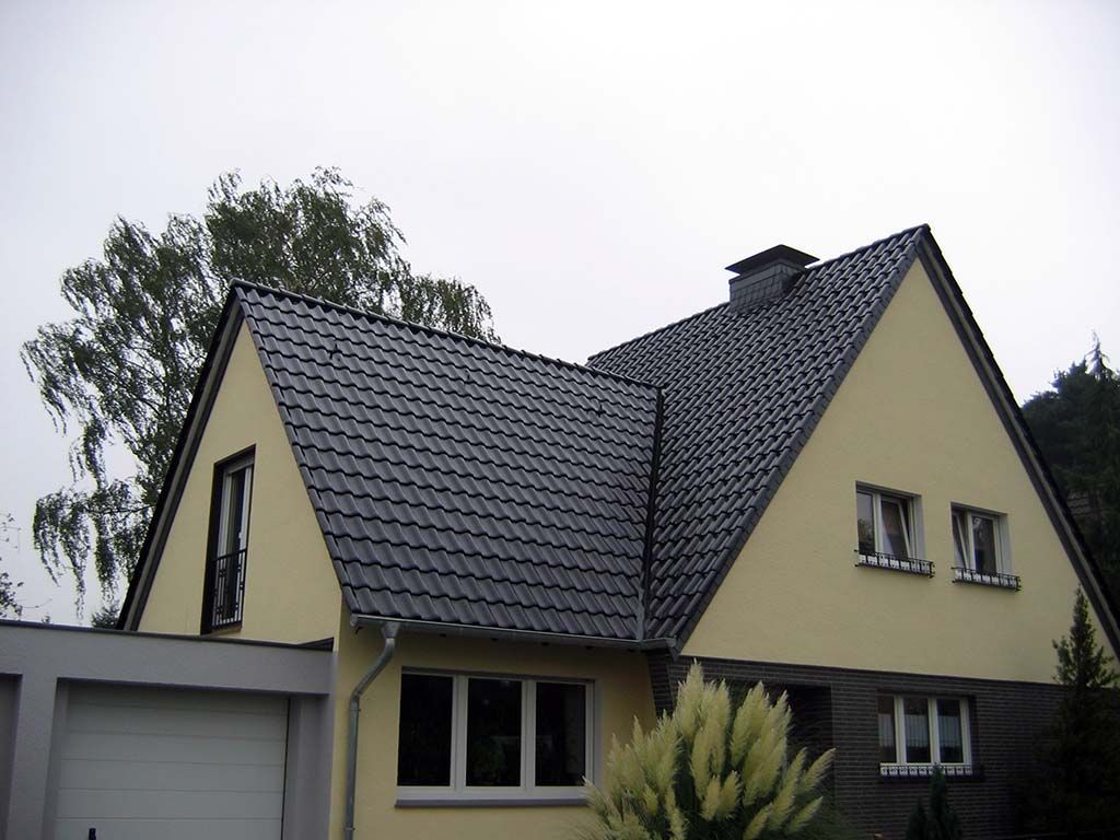 Haus mit dunklen Ziegeln