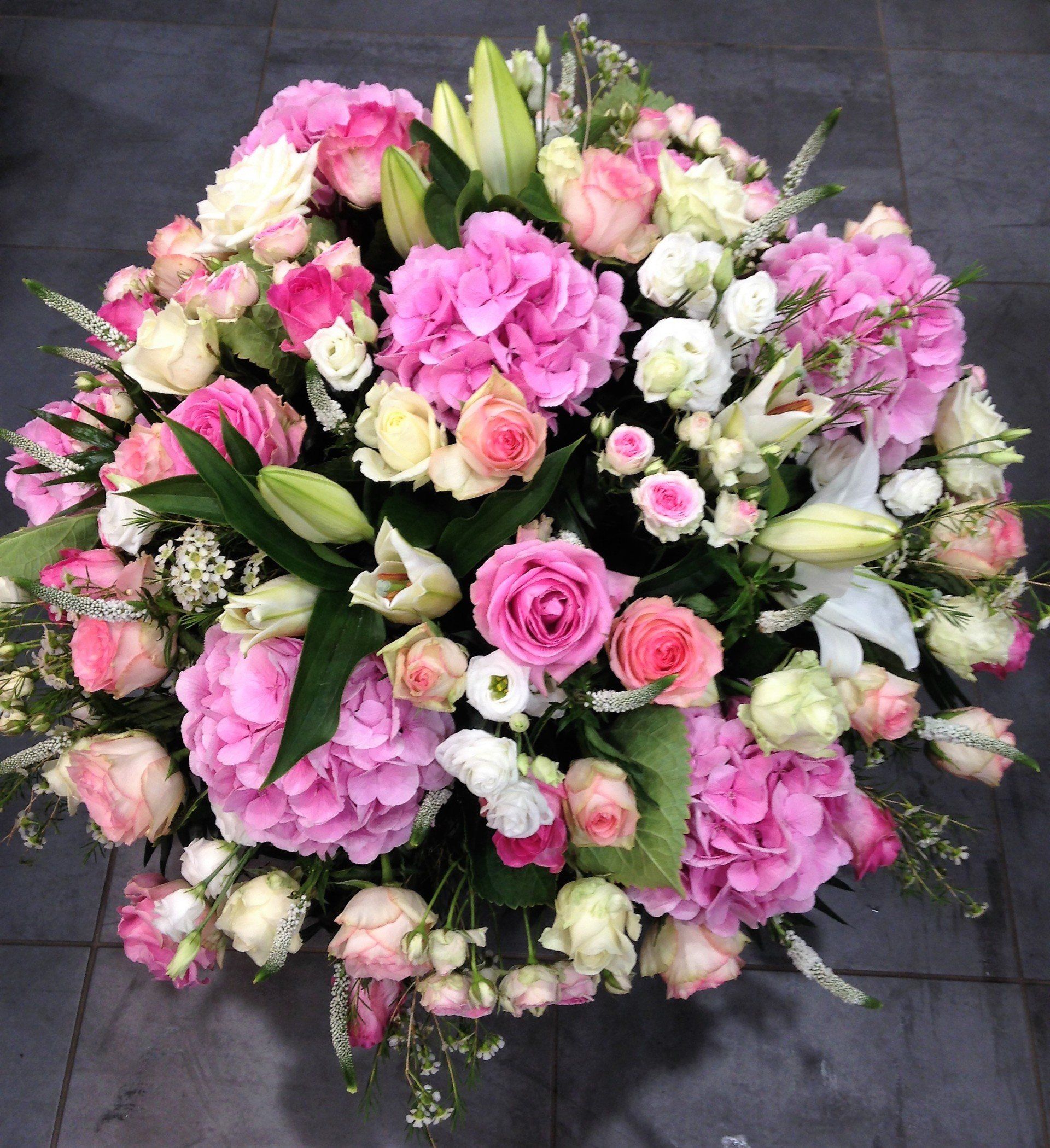 Coupe de fleurs funéraire