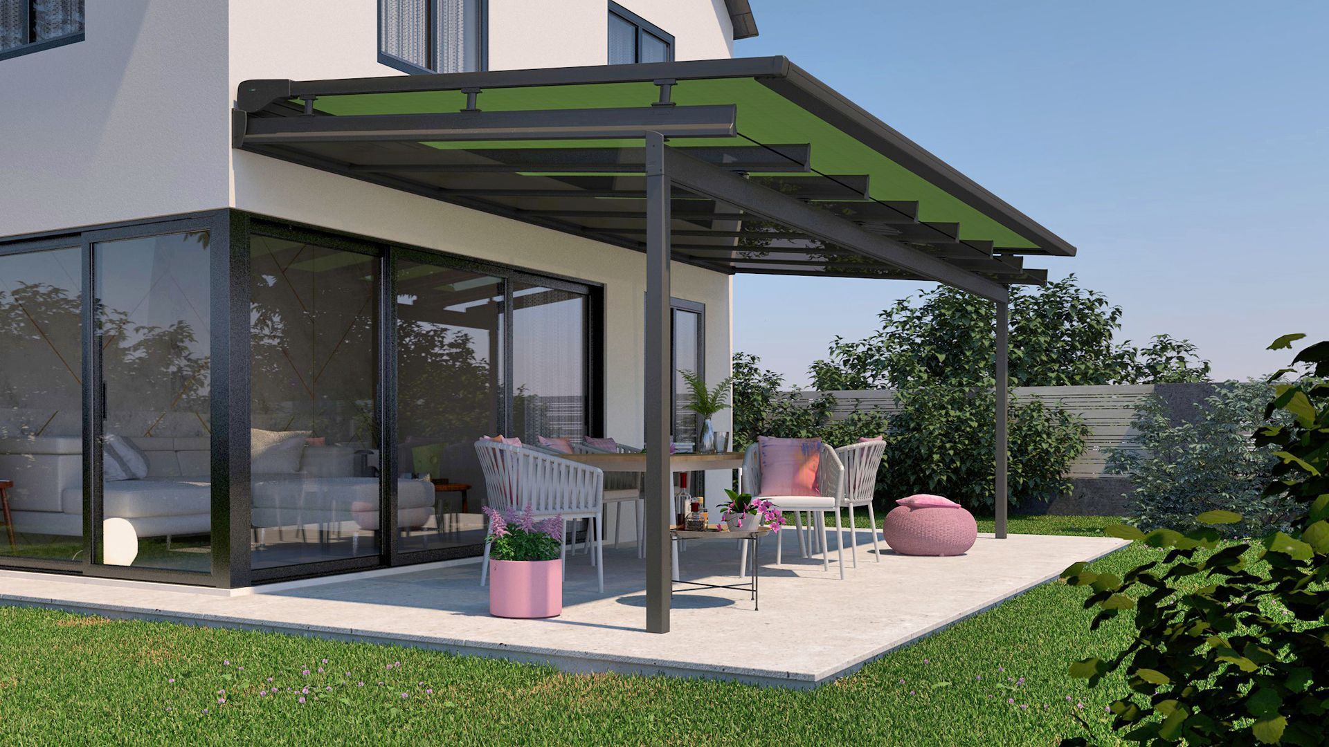 Türkisfarbene, einziehbare Markise, die sich von einem Gebäude über eine Terrasse im Freien erstreckt