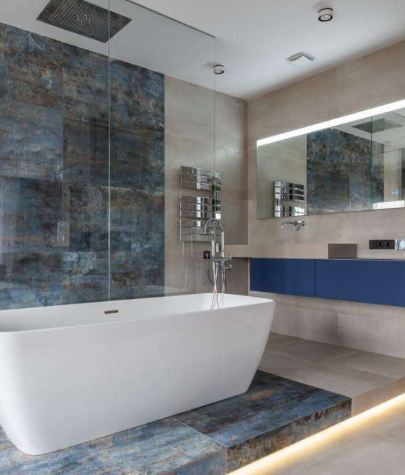 Une salle de bain avec une baignoire et un miroir