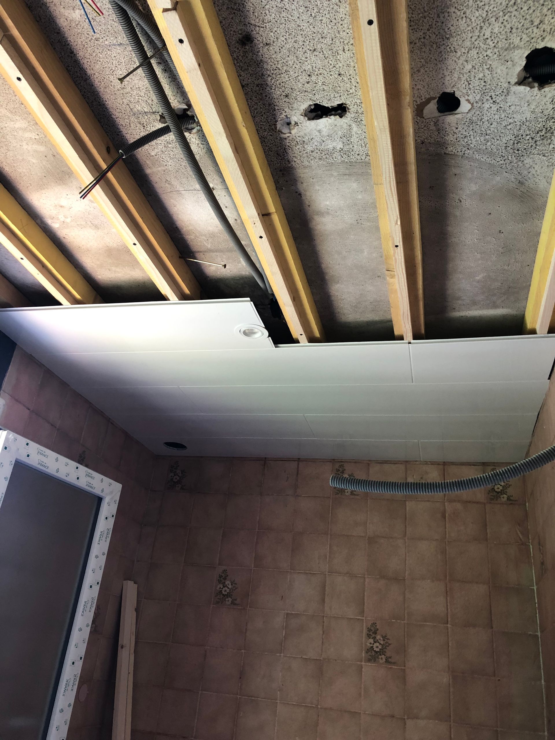 Pose de plafond en PVC