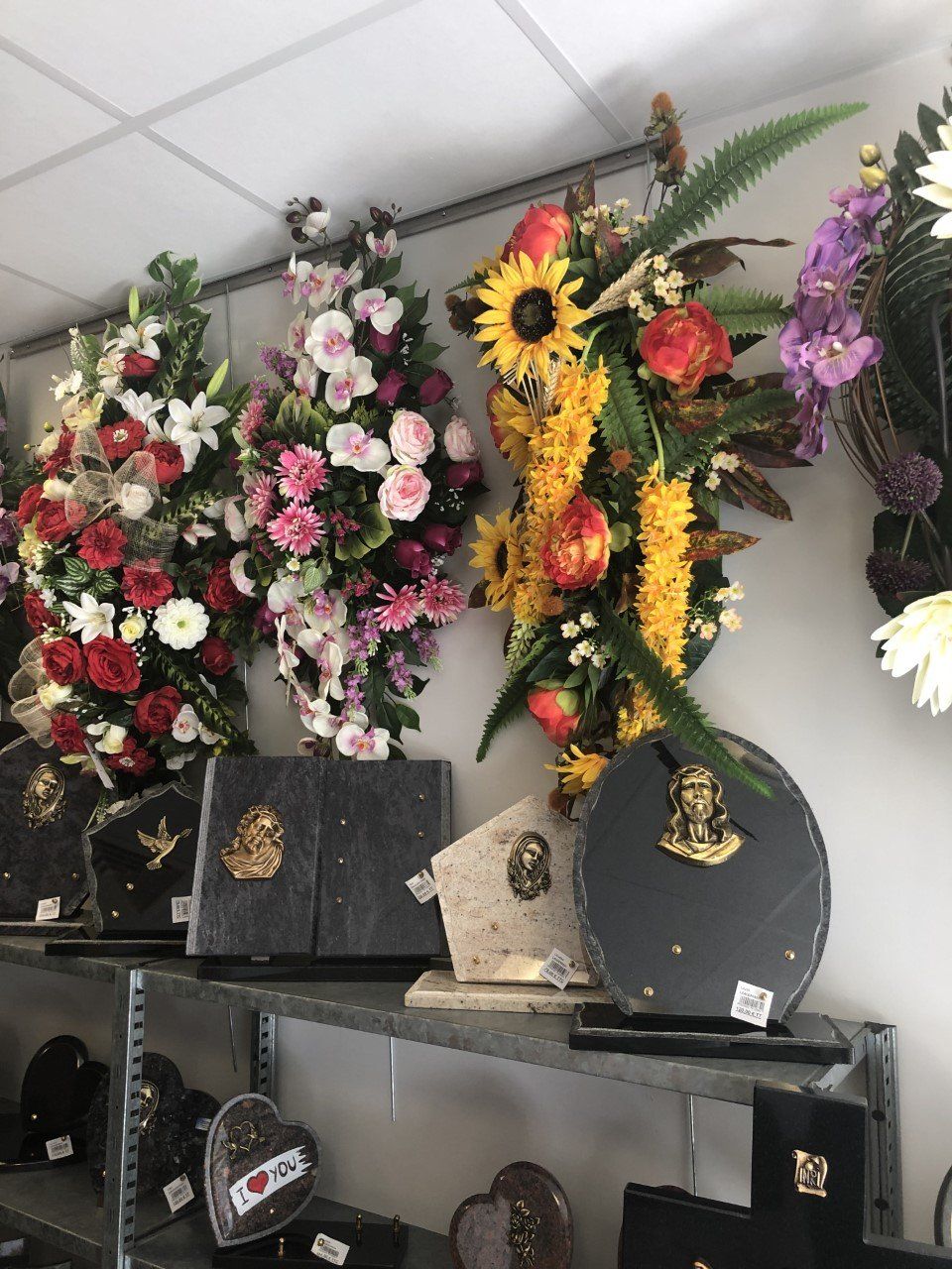 Photo de fleurs artificielles et plaques