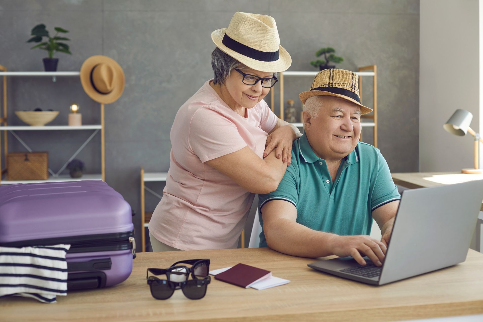 Un hombre y una mujer están mirando una computadora portátil.