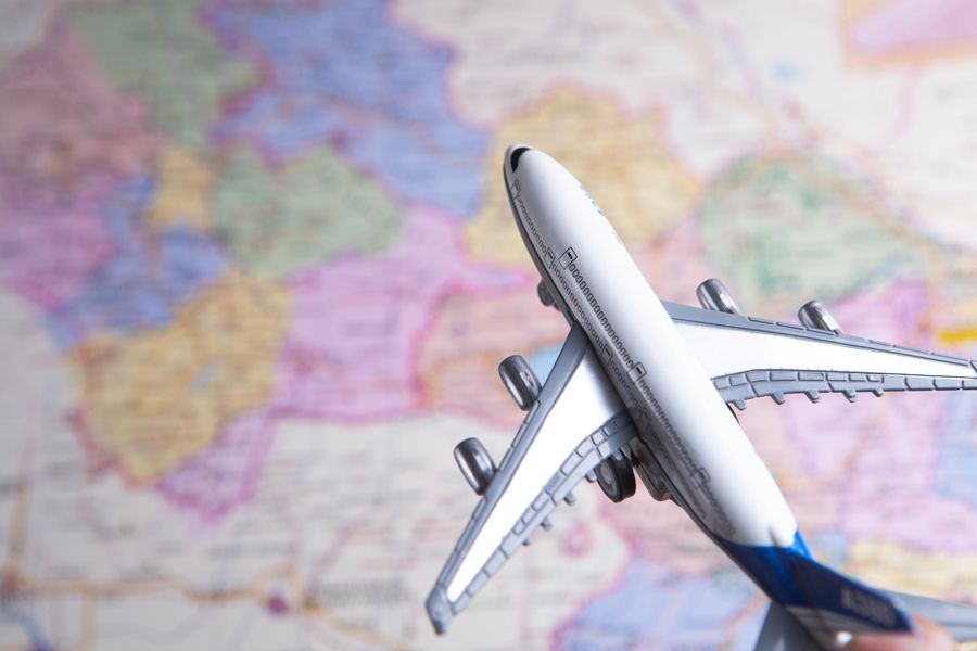 Avión de juguete en un mapa del mundo, que sugiere viaje y exploración.