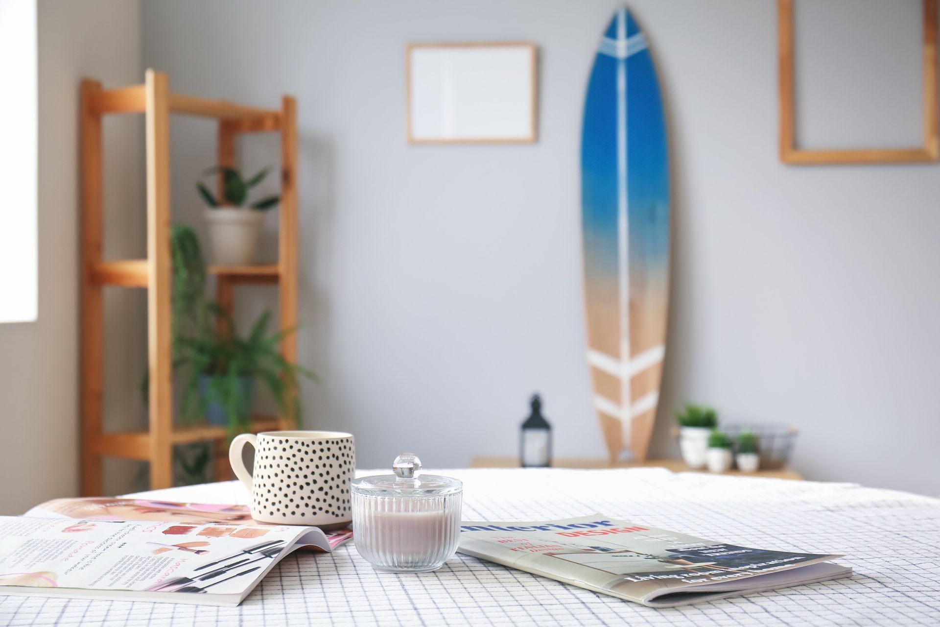 Un dormitorio con una tabla de surf colgada en la pared.