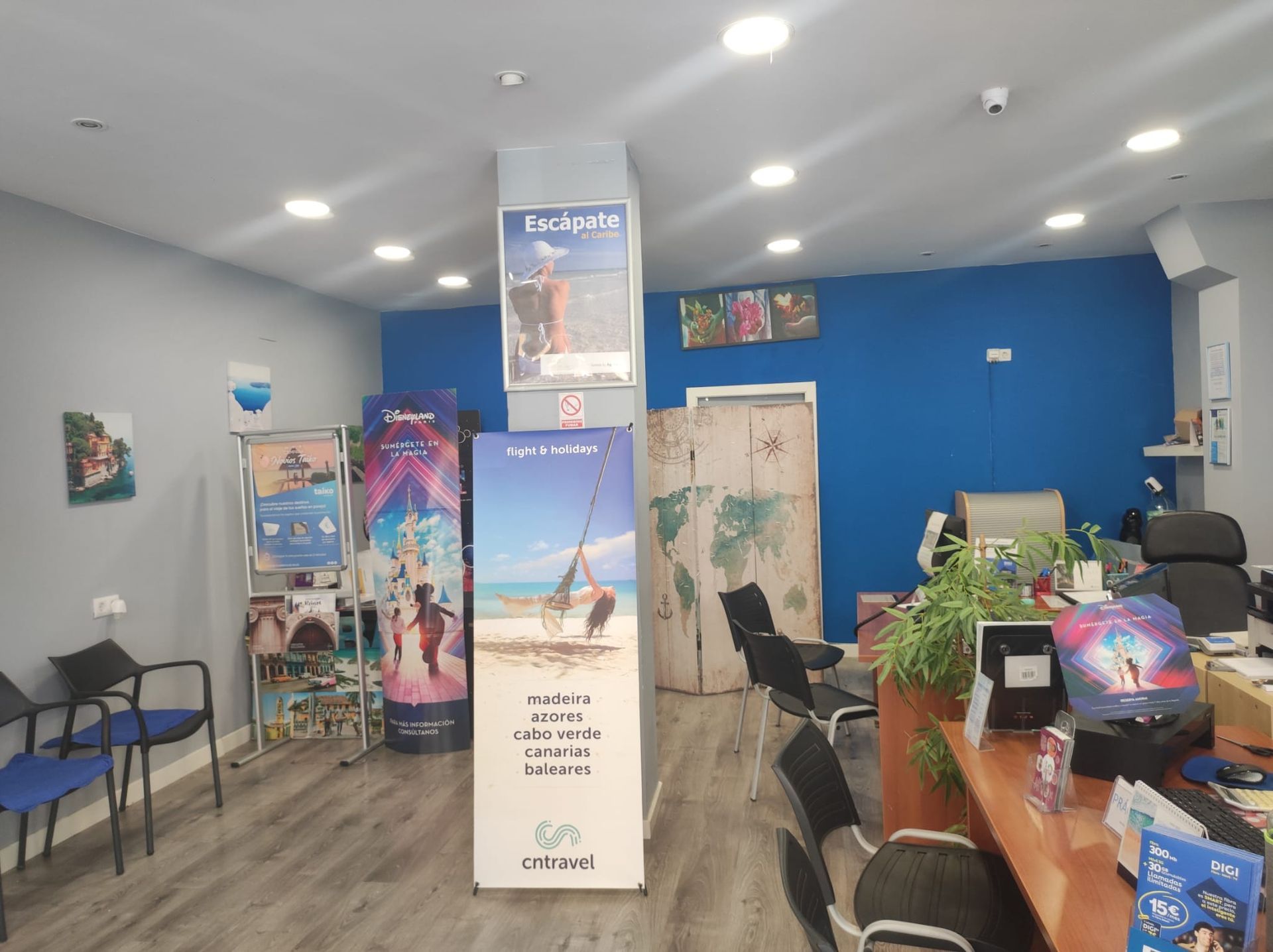 Una mujer está sentada en una silla de playa mirando el océano.