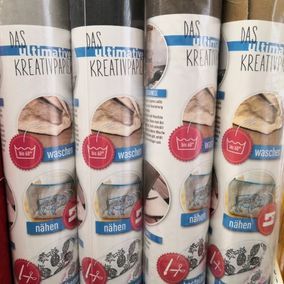 Kreativpapier im Regal
