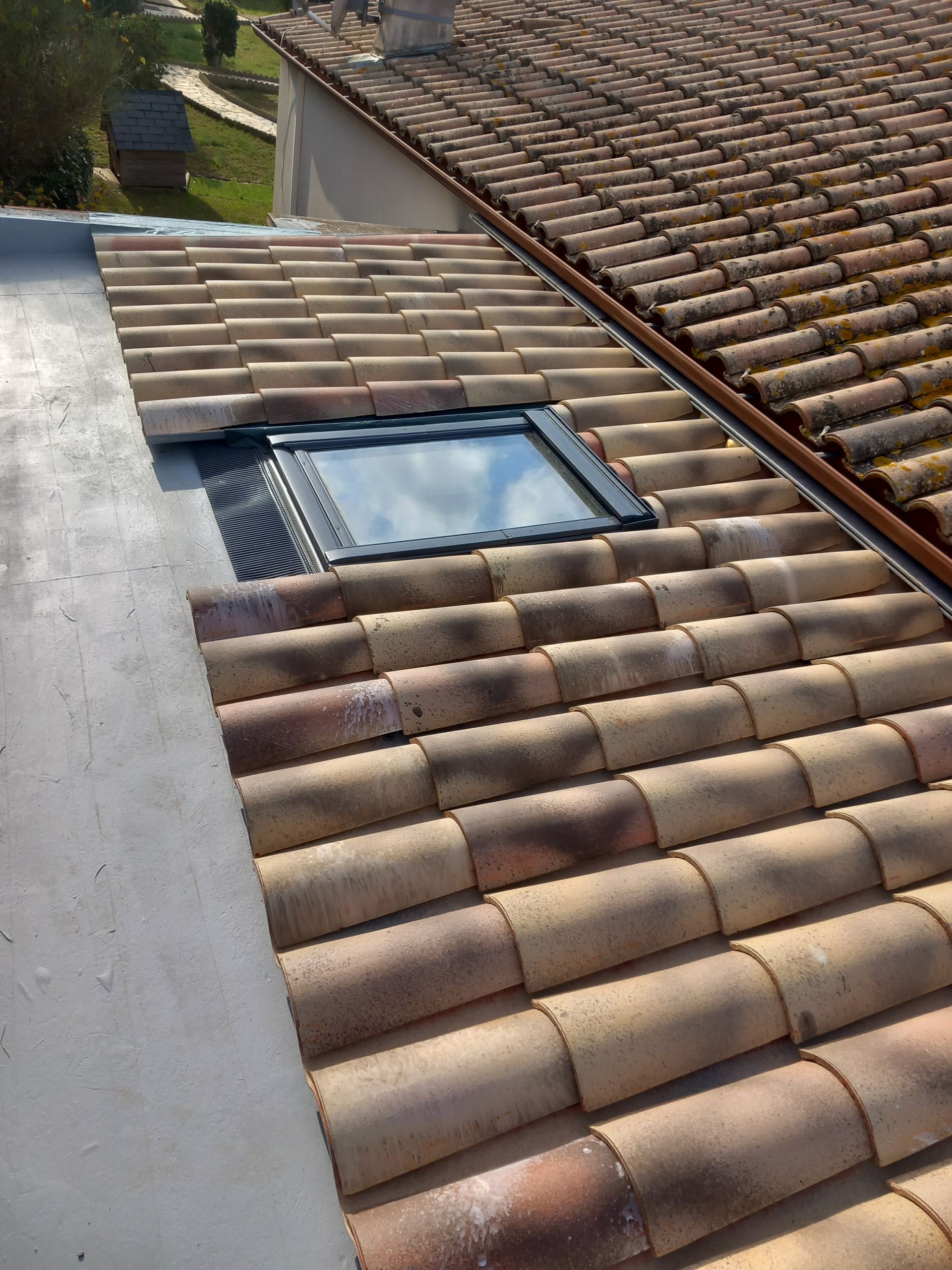 Fenêtre de toit sur un toit en tuiles 