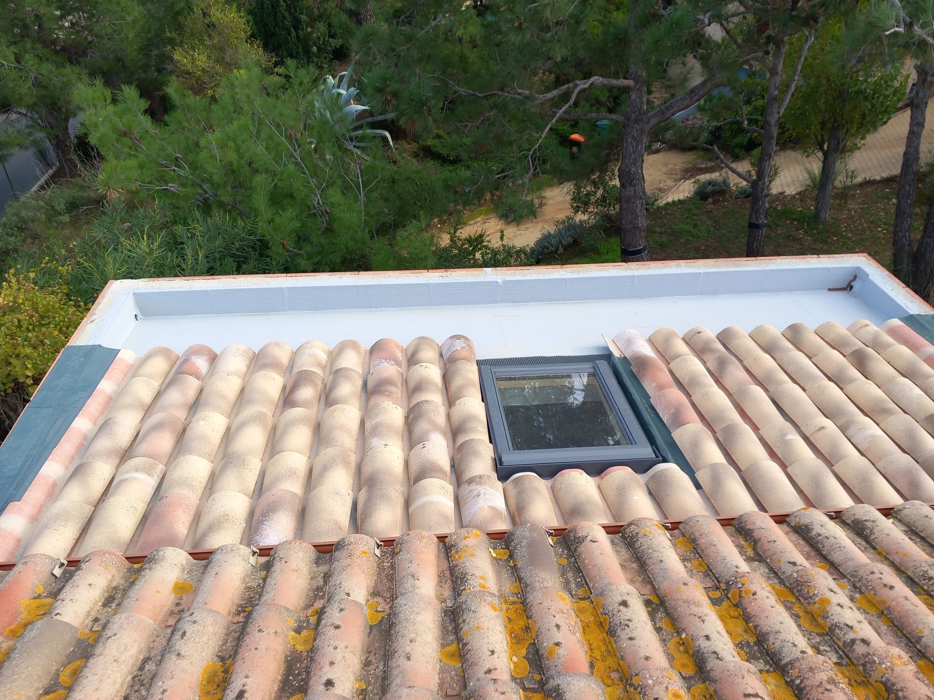 Toiture en tuiles avec une fenêtre de toit 