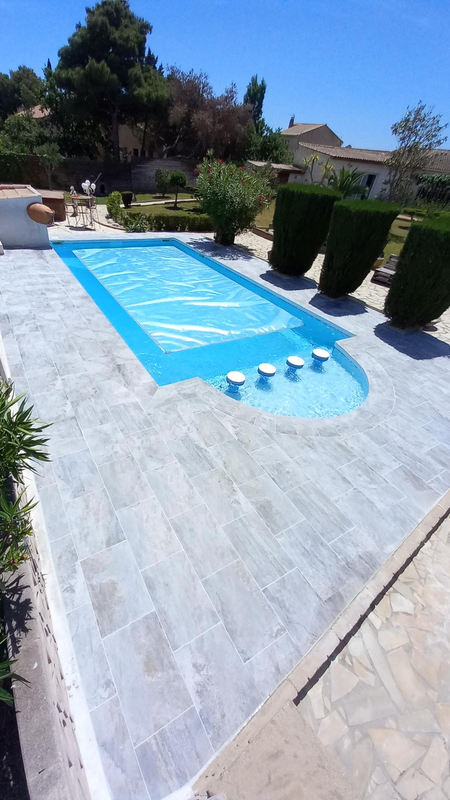Piscine avec une terasse en carrelage