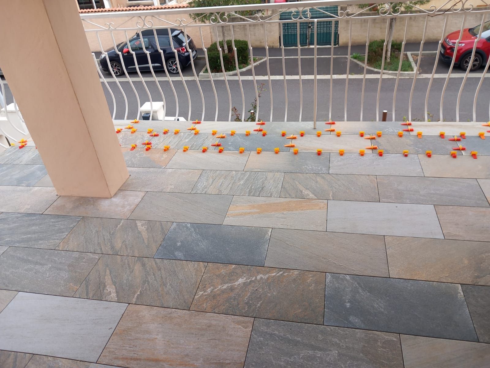 Terrasse sur un balcon en carrelage en cours de réalisation