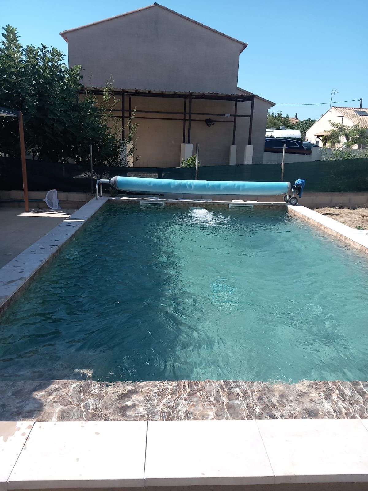 Piscine mise en eau avec une bâche sur un enrouleur 