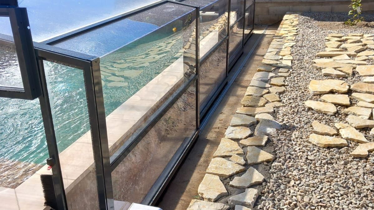 Construction de muret en pierre au bord d'une piscine