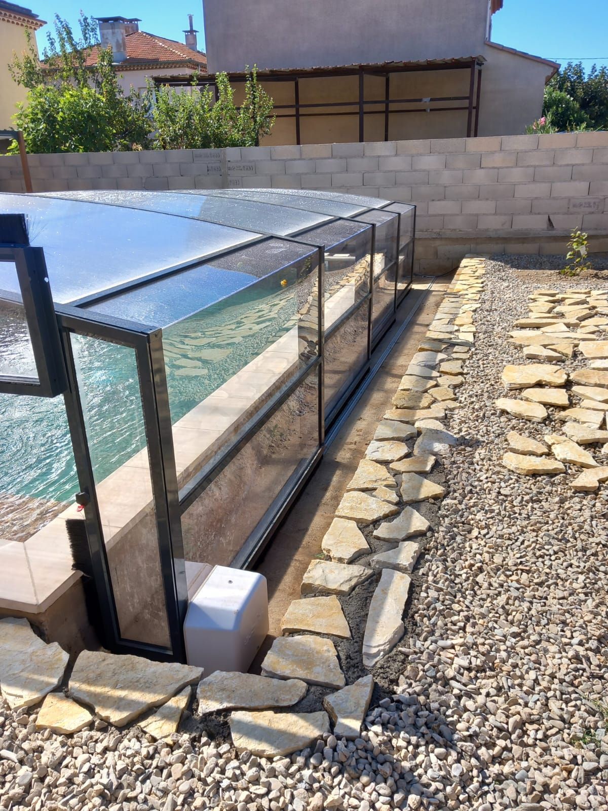 Construction de muret au bord d'une piscine couverte