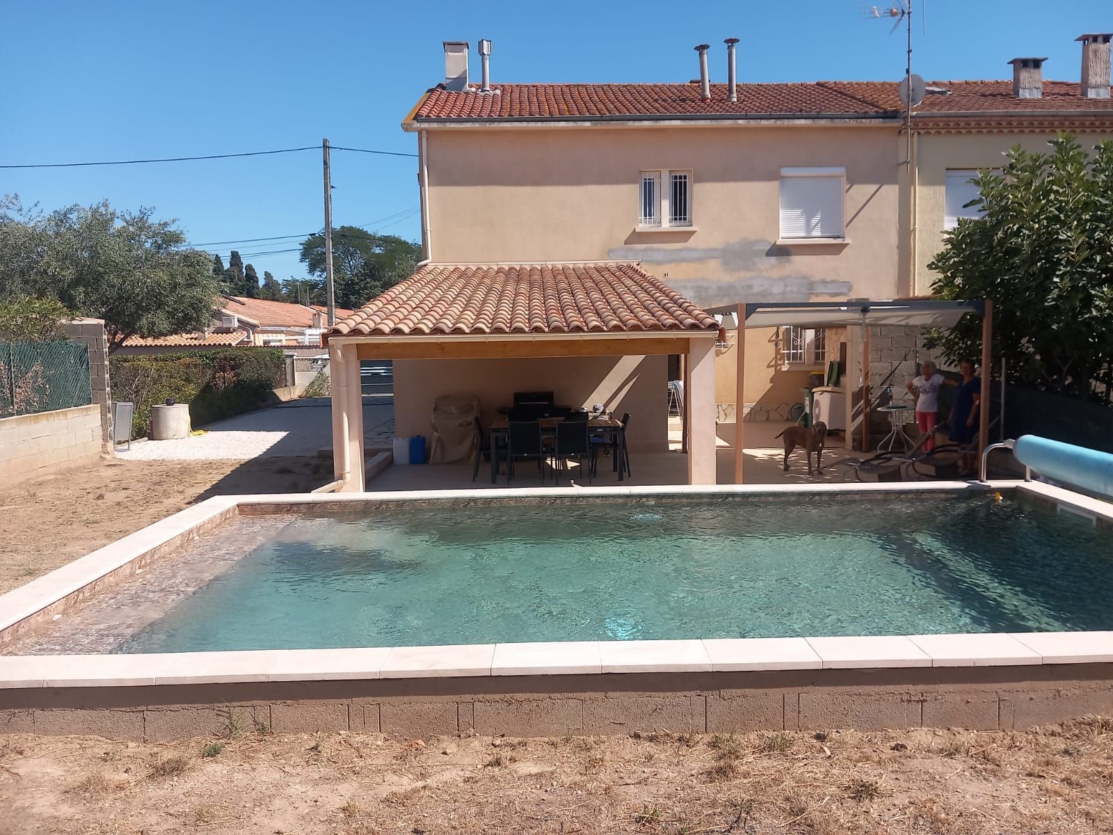 PIscine derrière une maison