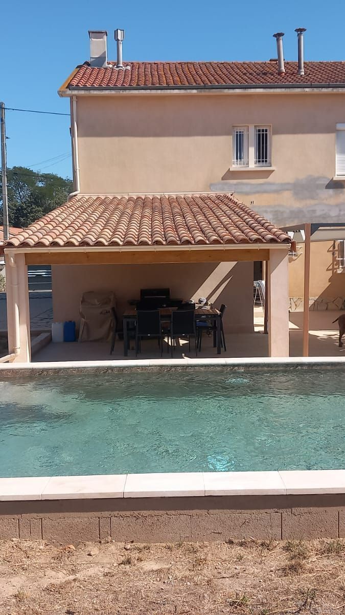 Construction d'une piscine derrière une maison 
