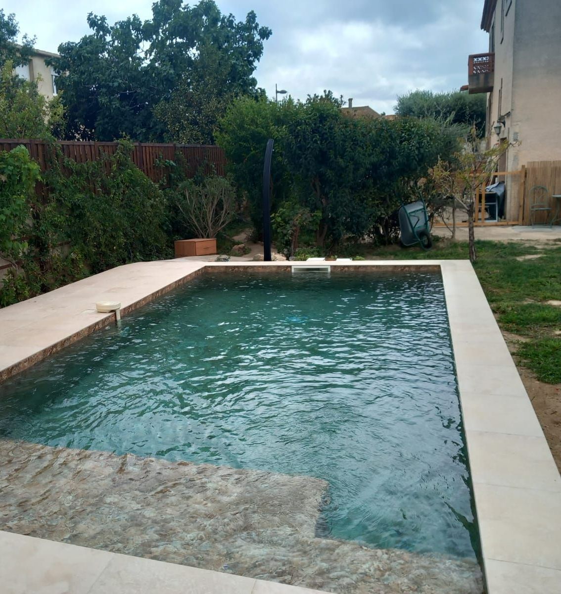 Piscine mise en eau dans un jardin