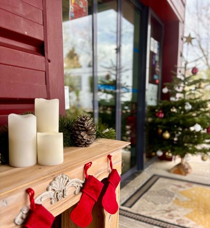 Entrée de la boutique avec des bougies et chaussettes de noel