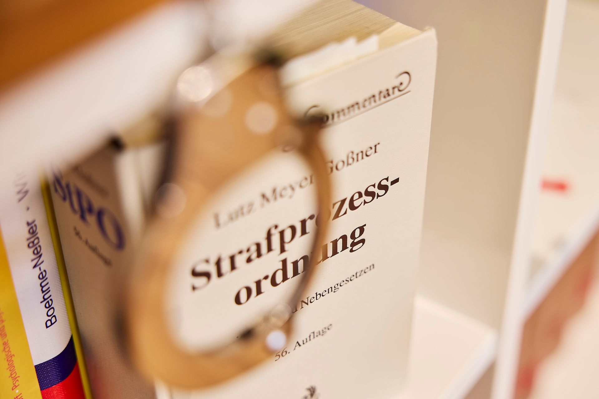 Ein Mann schreibt mit einem Stift auf ein Blatt Papier.