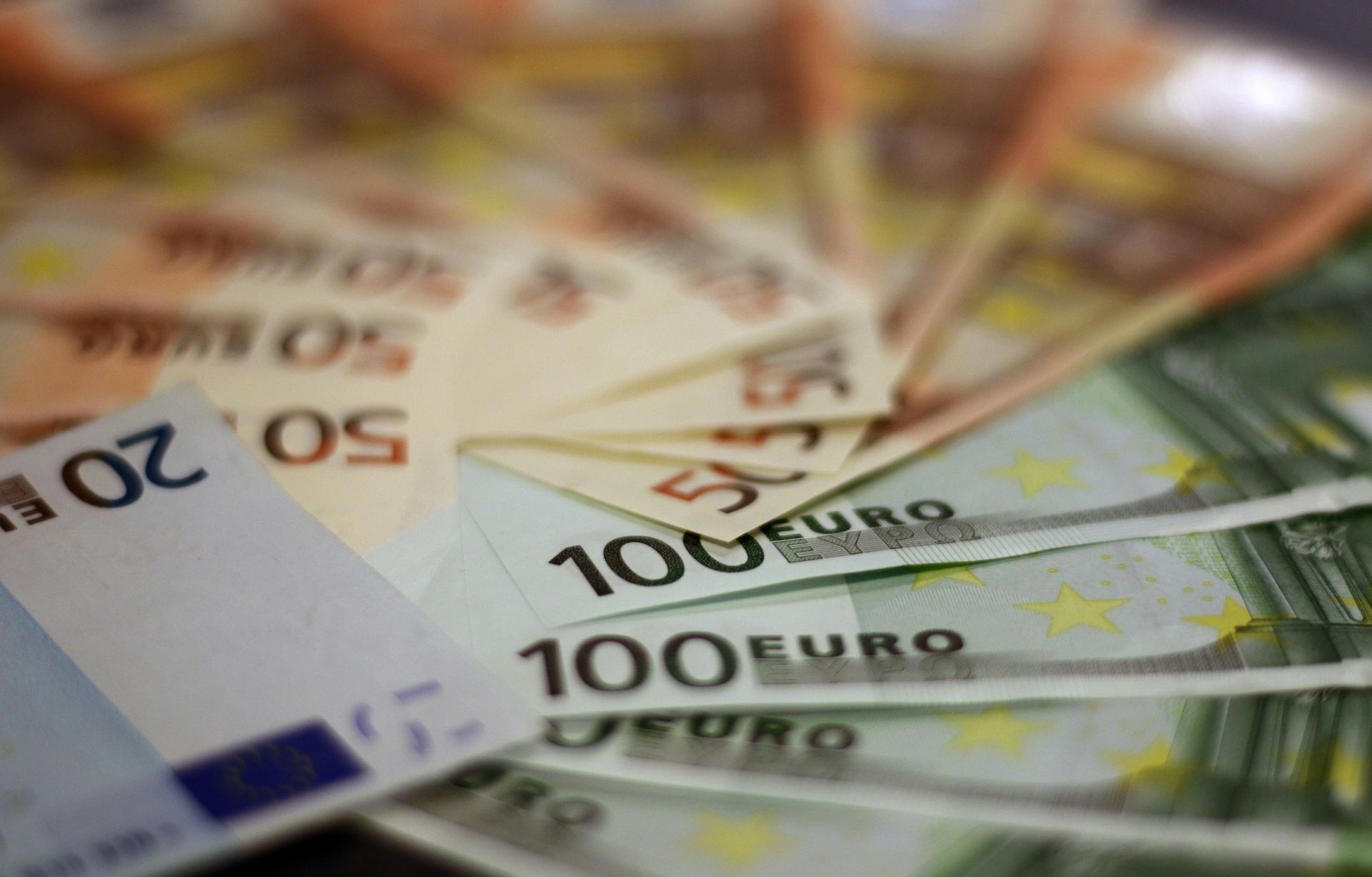 Ein Bündel 100-Euro-Scheine sind übereinander gestapelt