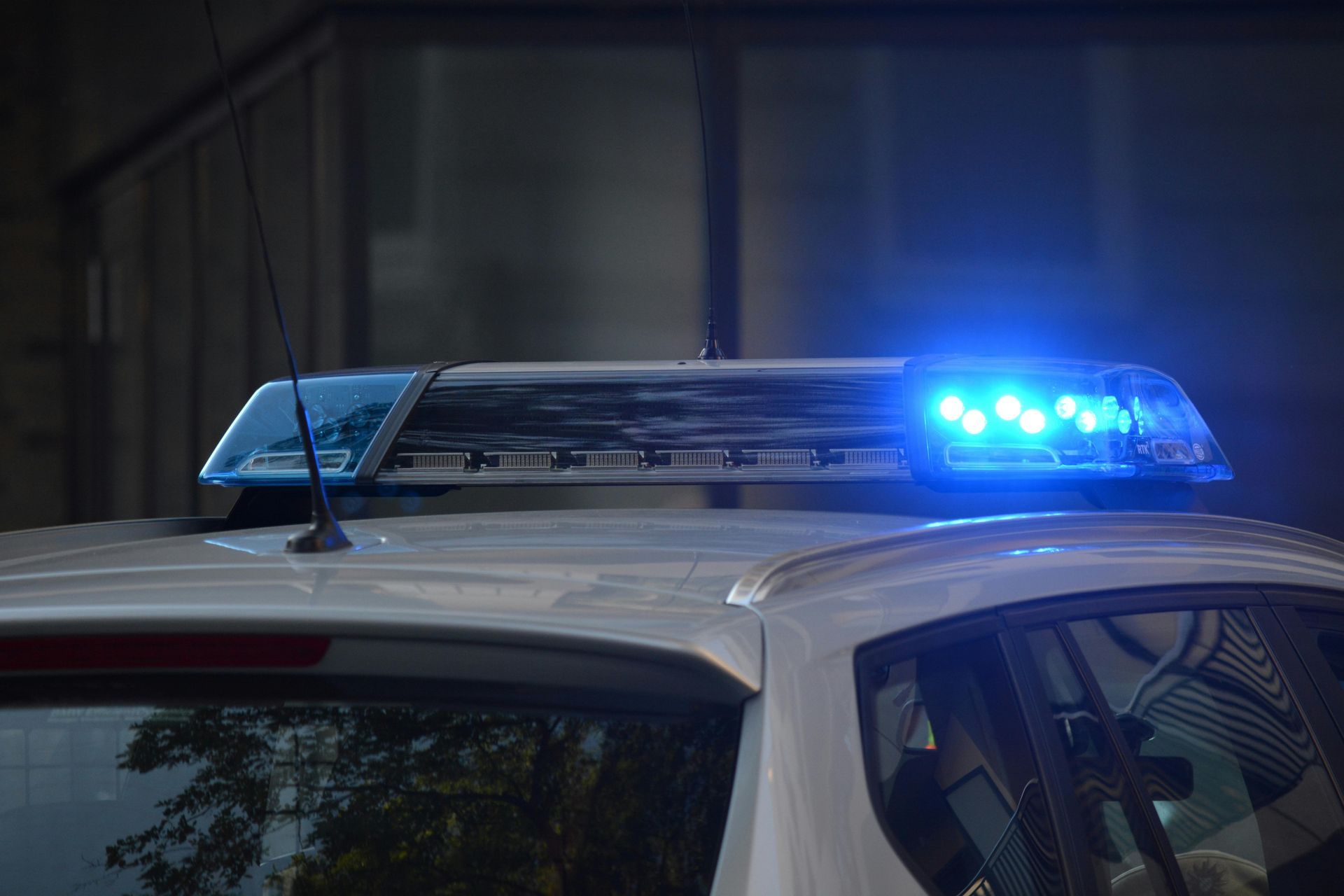 Ein Polizeiauto mit Blaulicht auf dem Dach.