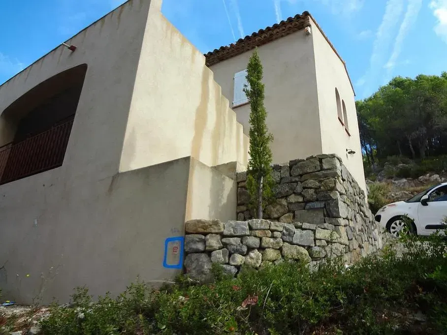 Maison avec repère bleu d'une fissure