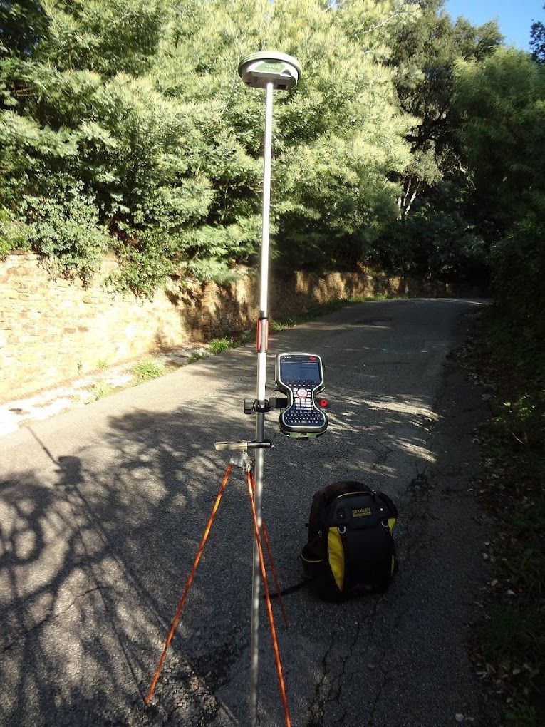 Instruments de relevés topographiques dans une allée