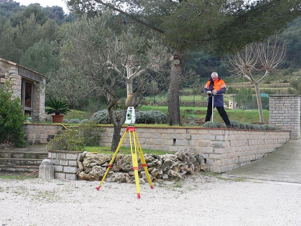 Professionnel faisant des relevés topographiques