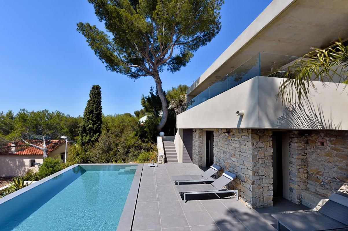 Piscine avec bordure grise