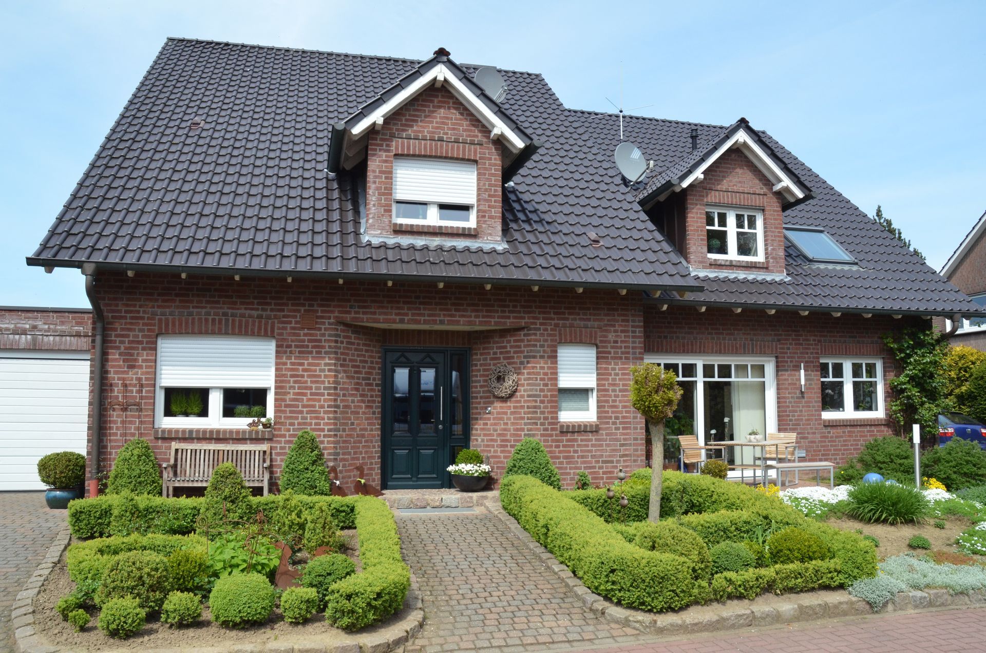 Ein großes Backsteinhaus mit einem schwarzen Dach