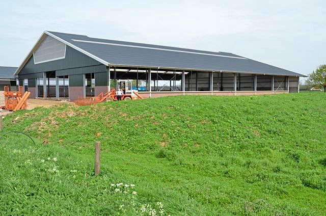Großer Stall mit Wiese darum