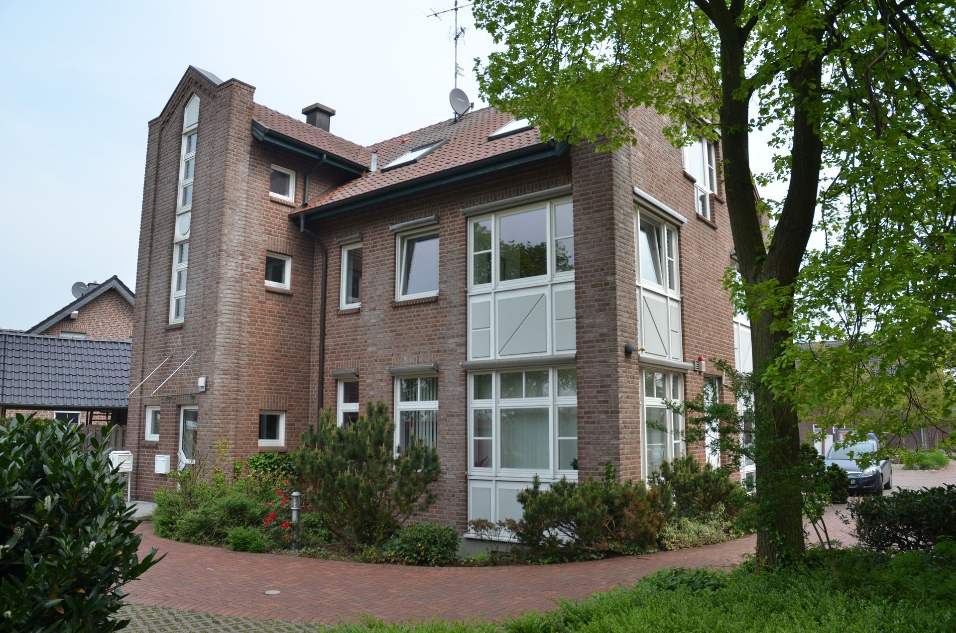 Ein großes Backsteingebäude mit vielen Fenstern