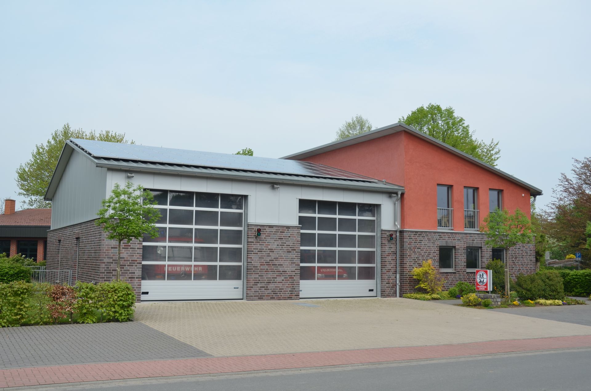 Eine Fahrzeughalle der Feuerwehr mit einem Solarpanel auf dem Dach