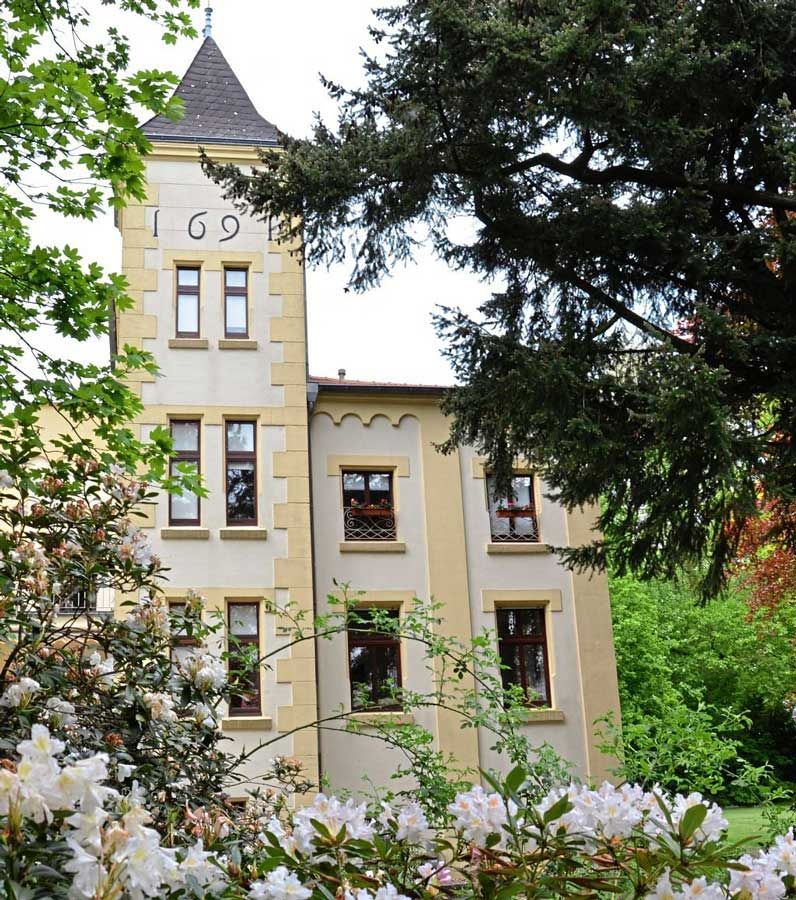 Ein Gebäude mit der Nummer 169 auf dem Dach