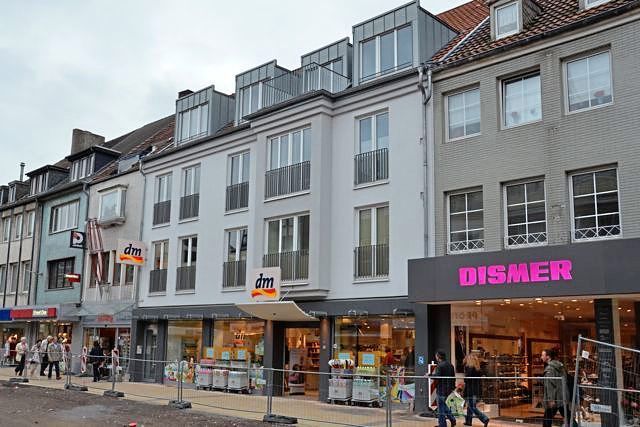 Eine Reihe von Gebäuden mit einem rosa Schild mit der Aufschrift „Dismer“.