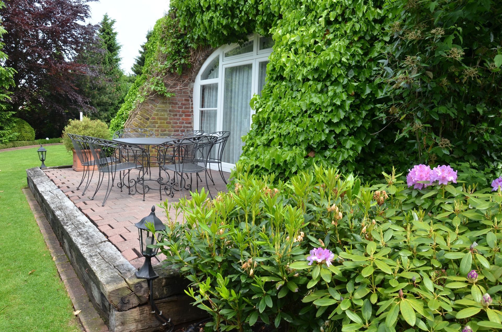 Eine Terrasse mit Tisch und Stühlen vor einem Haus