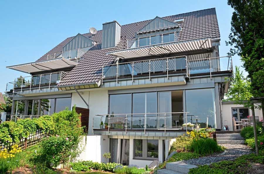 Ein großes Haus mit vielen Fenstern und Balkonen