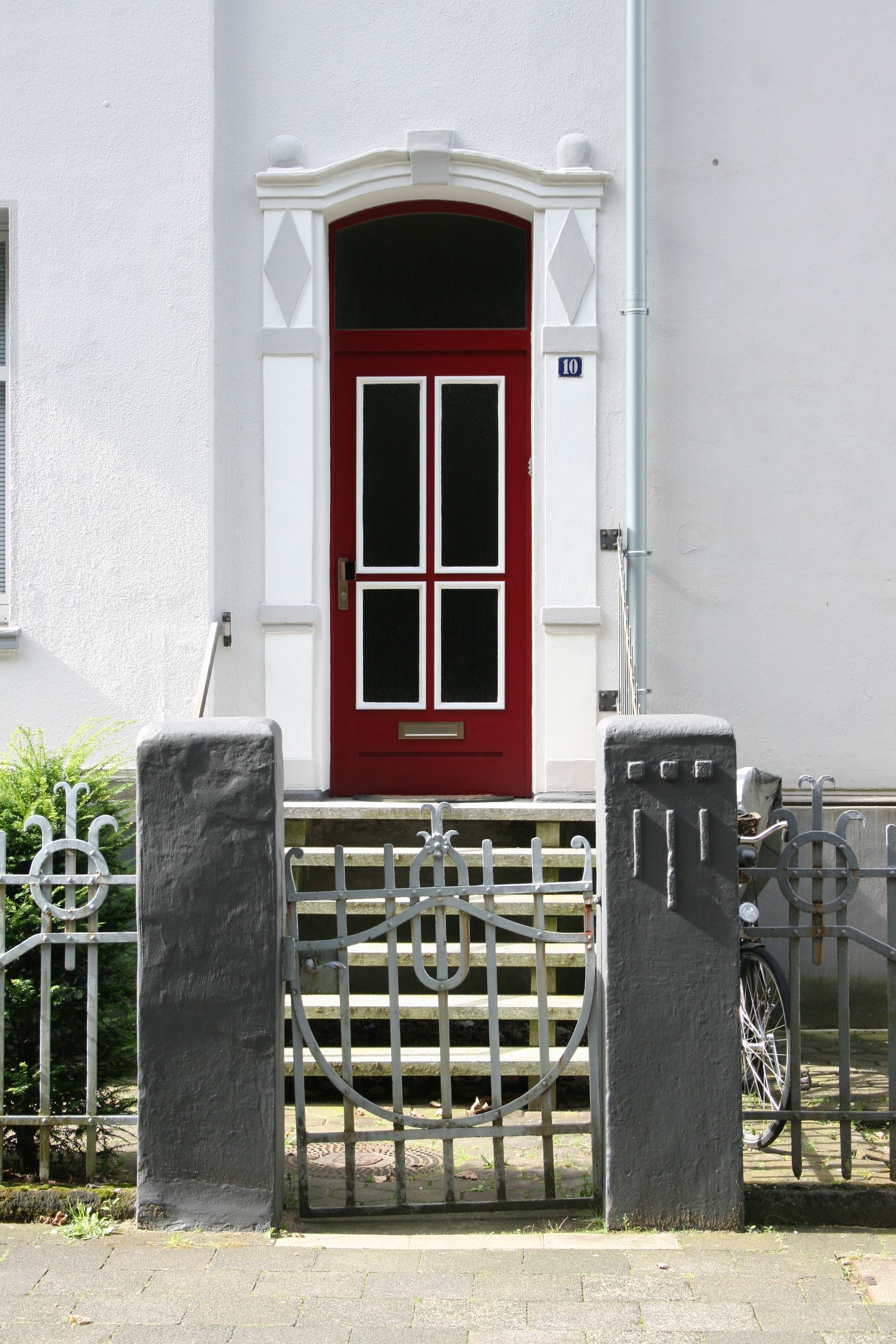Weißes Haus mit roter Tür