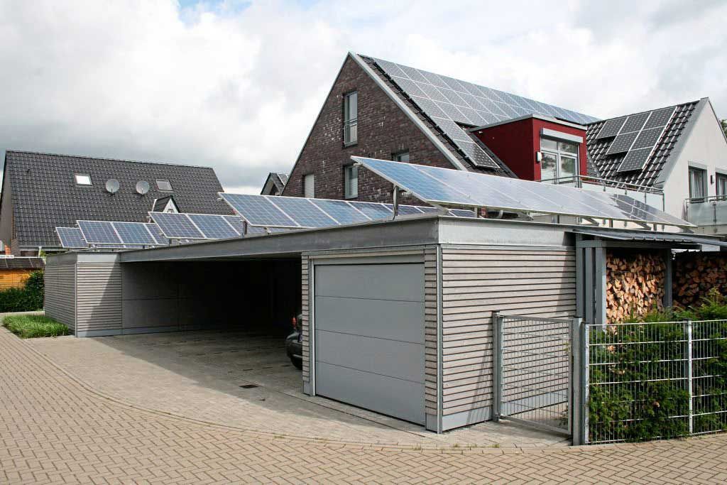 Eine Garage mit vielen Solarmodulen auf dem Dach