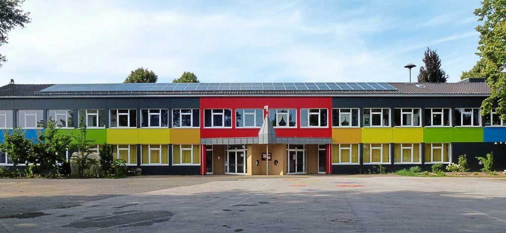 Ein großes Gebäude mit einem Regenbogen aus Farben darauf