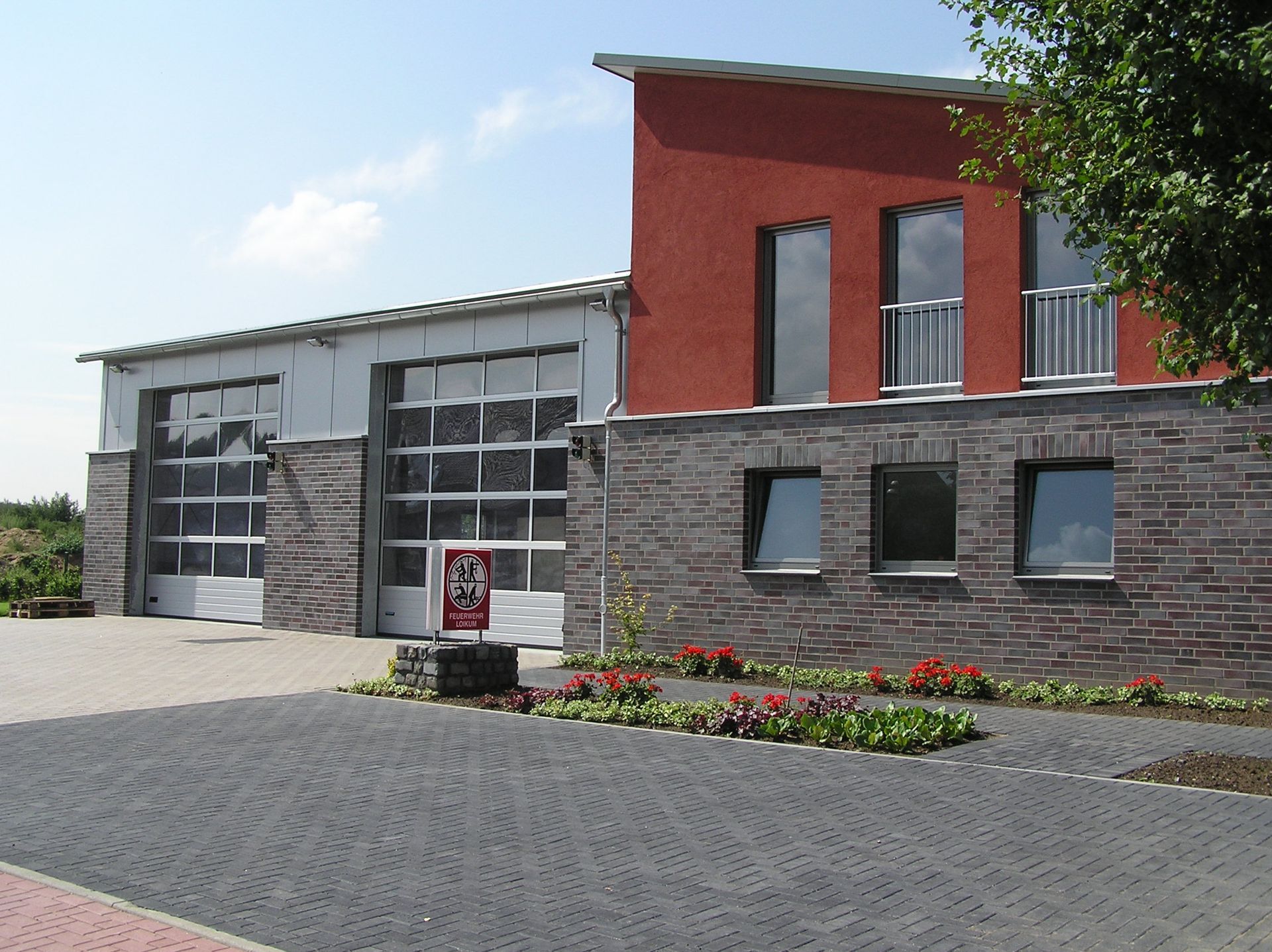 Ein großes rotes Gebäude mit vielen Fenstern.