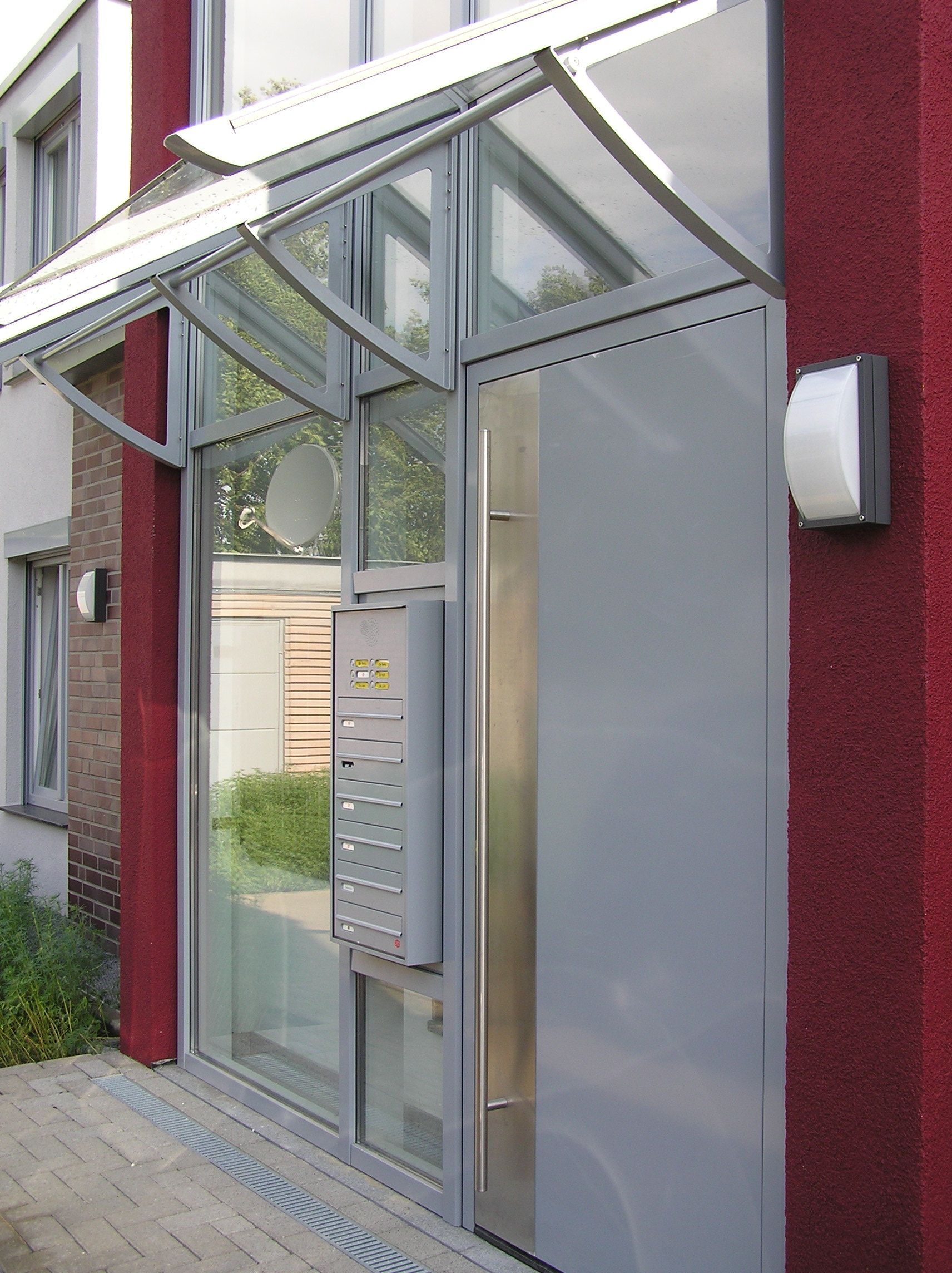 Ein rotes Gebäude mit einem Briefkasten an der Seite