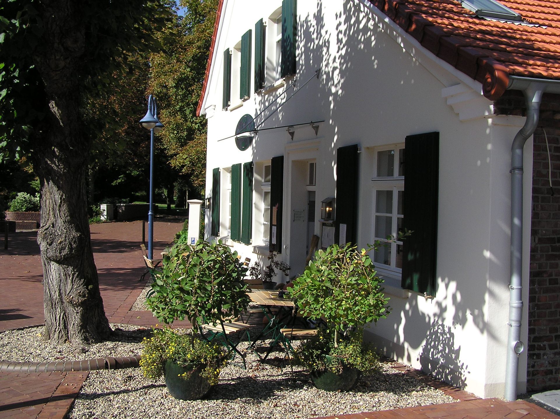 Weißes Gebäude mit grünen Fensterläden