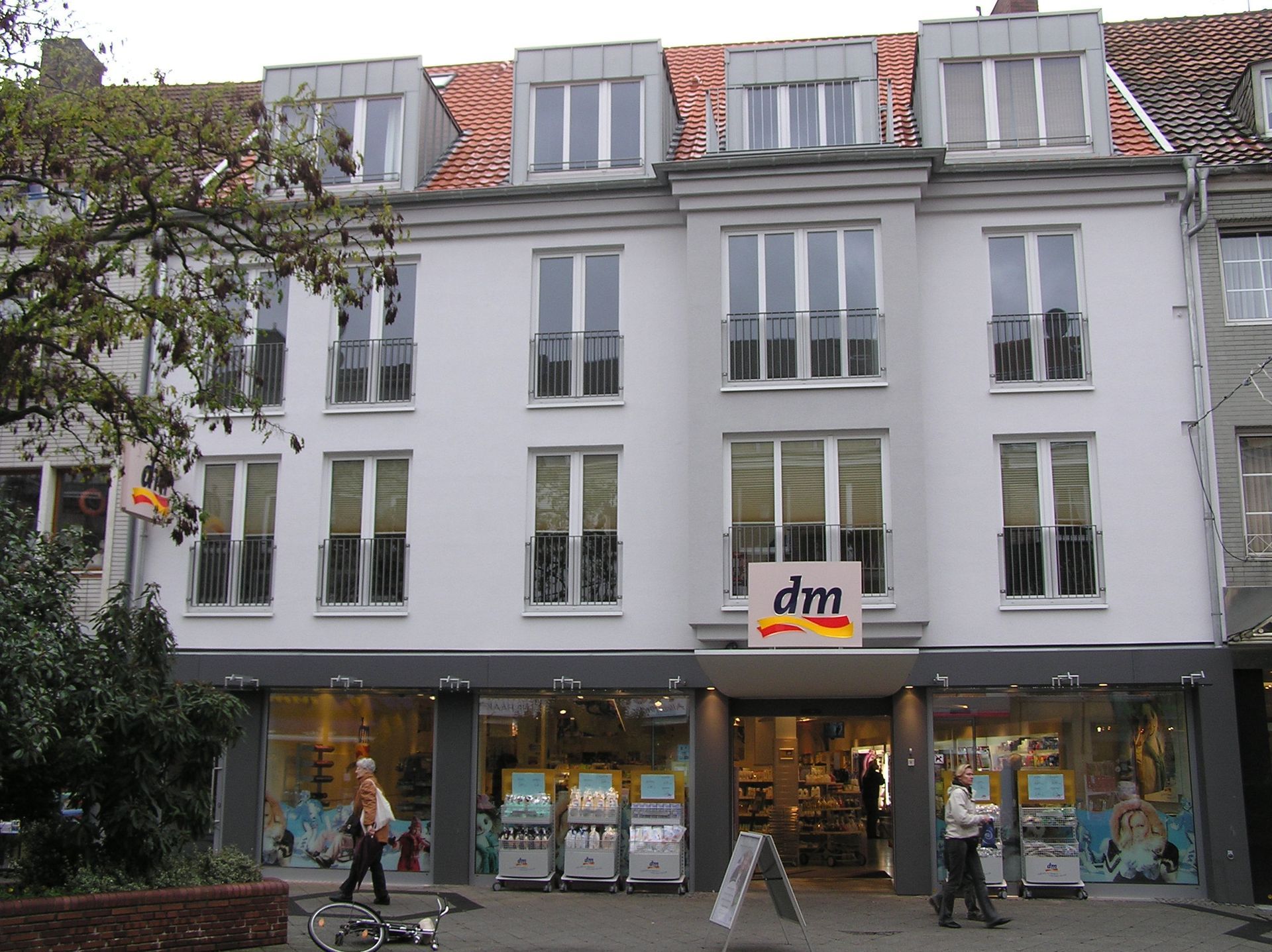 Ein weißes Gebäude mit einem Schild mit der Aufschrift dm darauf