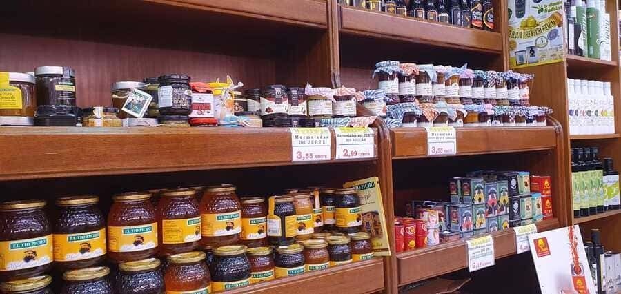 Un estante de un supermercado lleno de frascos de mermelada